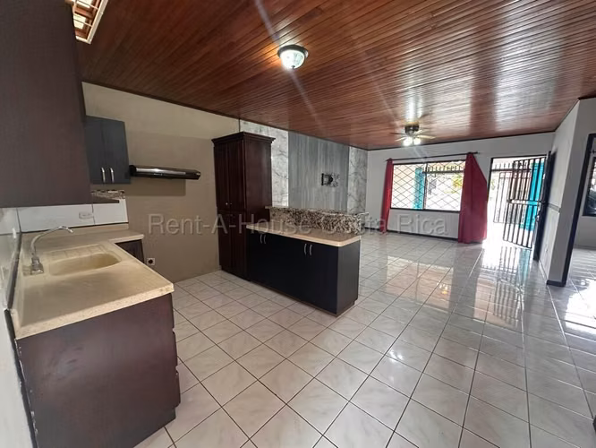 Vendo Casa en Residencial en Alajuela con patio - Imagen 4