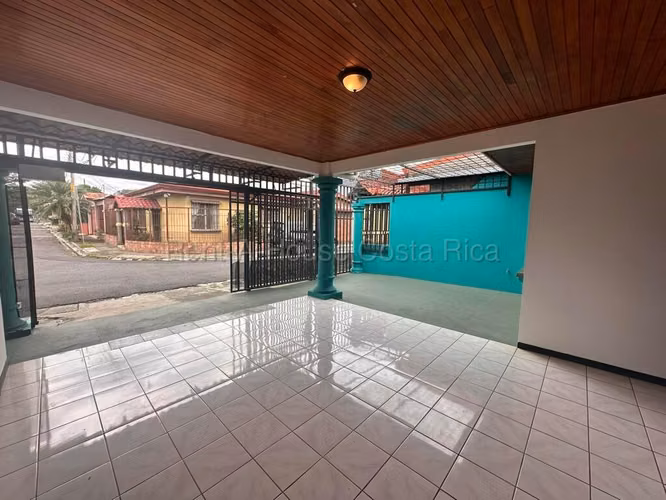 Vendo Casa en Residencial en Alajuela con patio - Imagen 3