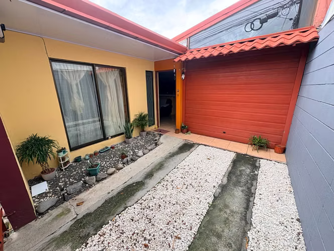 *Venta de Casa a Solo 300 Metros del Nuevo Estadio de Heredia - Imagen 4