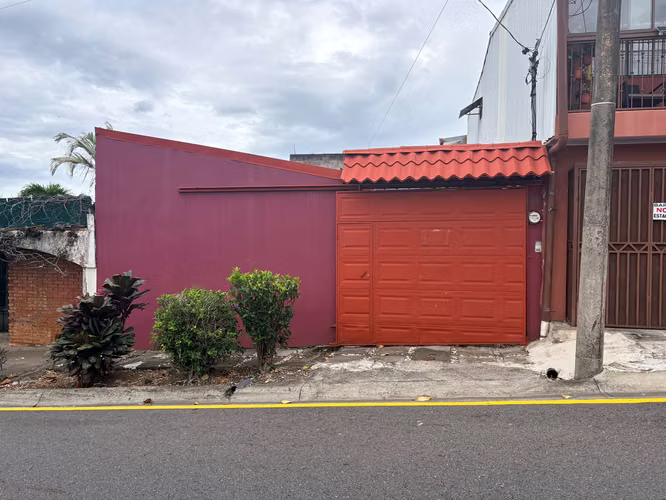 *Venta de Casa a Solo 300 Metros del Nuevo Estadio de Heredia