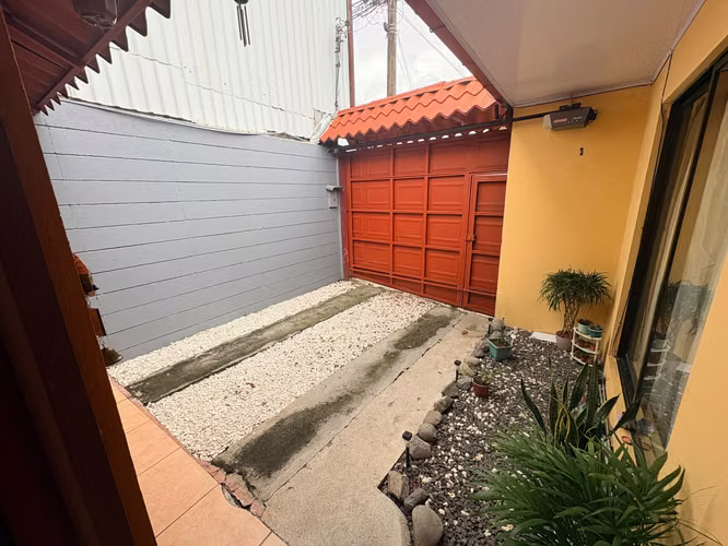 *Venta de Casa a Solo 300 Metros del Nuevo Estadio de Heredia - Imagen 5