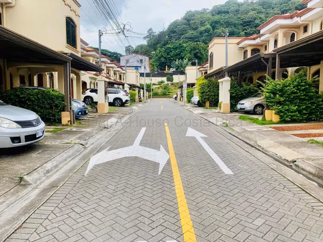 Vendo Casa 250 m2 en Condominio en Tirrases Curridabat - Imagen 2