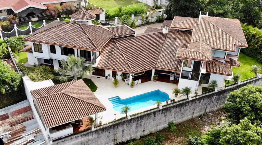 Venta residencia de lujo en Guayabos de Curridabat. Casa de Revista con piscina y apartamento