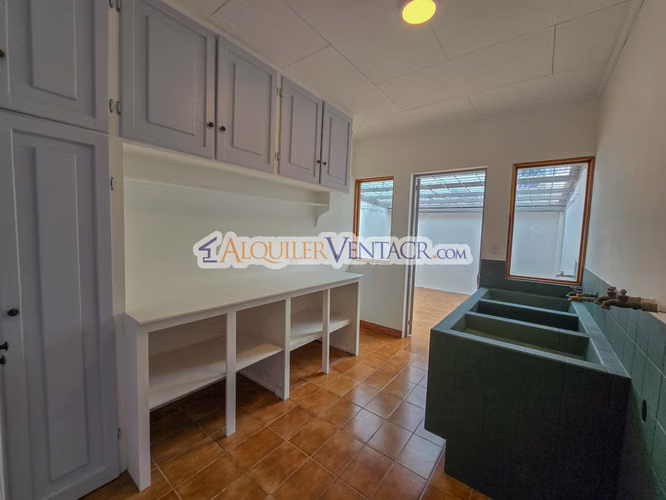 CASA DE UN NIVEL DE 900 M2 Y 3.500 M2 DE LOTE CON VISTAS EN ESCAZU - Imagen 12