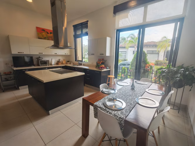 EXCLUSIVA RESIDENCIA EN VENTA | SANTA ANA - Imagen 7
