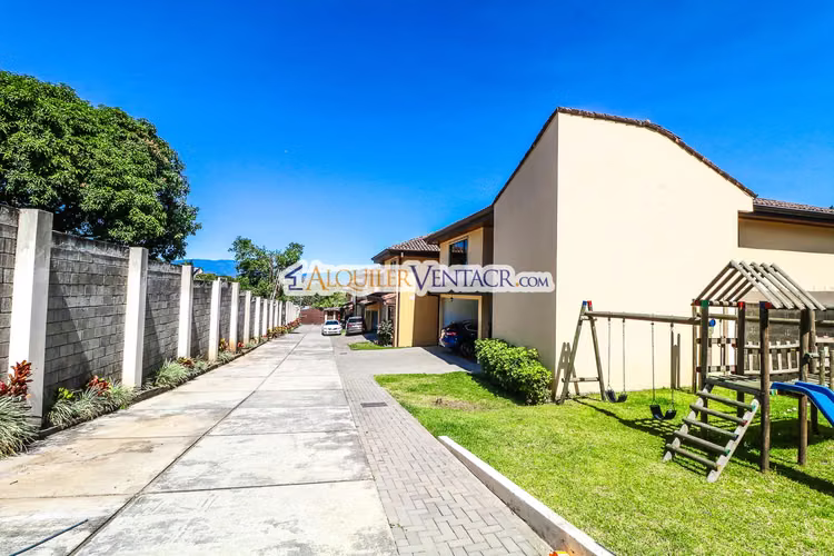 Lote plano de 1.162 m2 en Residencial privado en Santa Ana