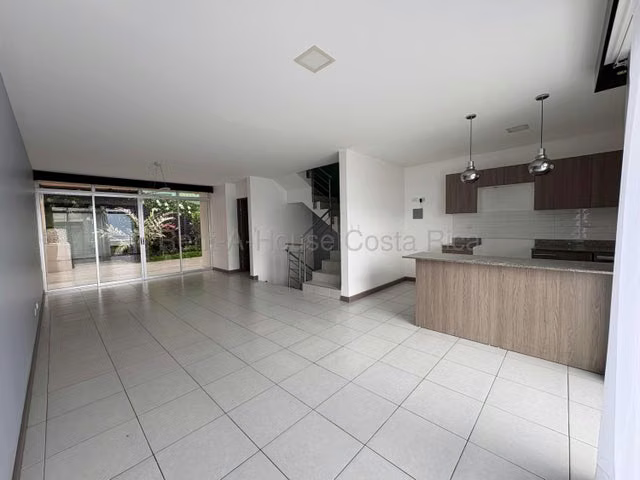 Moderna Casa en Venta en Santo Domingo de Heredia IP