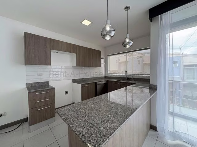 Moderna Casa en Venta en Santo Domingo de Heredia IP - Imagen 4