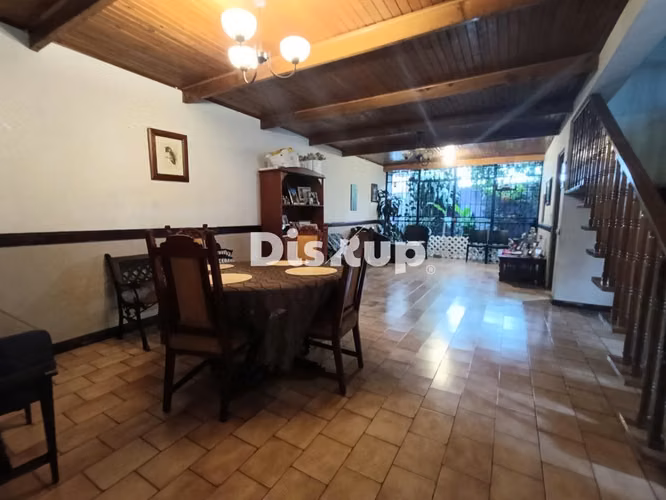 Venta de amplia casa, con uso de suelo mixto, dos plantas, excelente ubicación comercial en Zapote. - Imagen 2