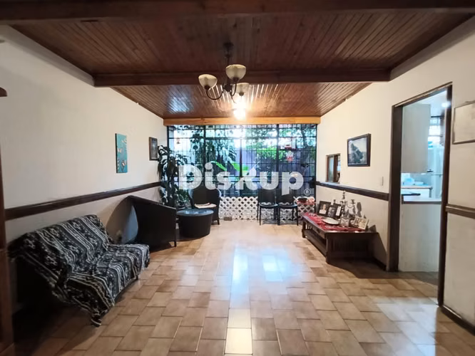 Venta de amplia casa, con uso de suelo mixto, dos plantas, excelente ubicación comercial en Zapote. - Imagen 3
