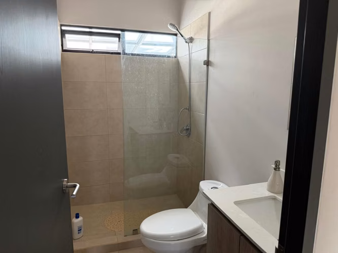 Alquier de Casa en Condominio Santa Ana Lindora | Estudio | Piscina | Zonas Verdes - Imagen 5