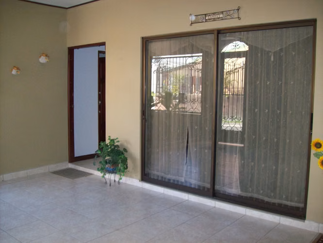 SE vende linda Casa en Tres Ríos, Estancia Antigua. - Imagen 3