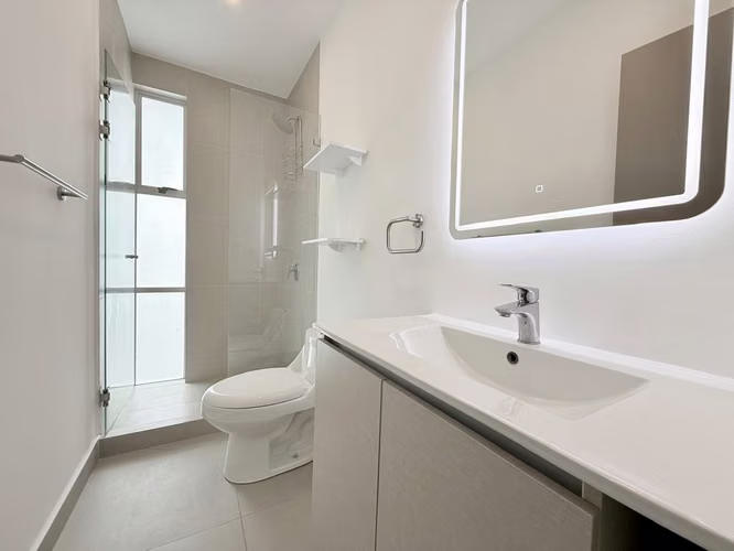 ALQUILER DE CASA CON LINEA BLANCA EN CONDOMINIO - RIO ORO DE SANTA ANA - Imagen 4
