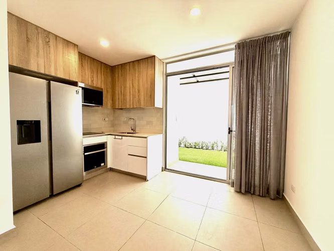 ALQUILER DE CASA CON LINEA BLANCA EN CONDOMINIO - RIO ORO DE SANTA ANA - Imagen 13