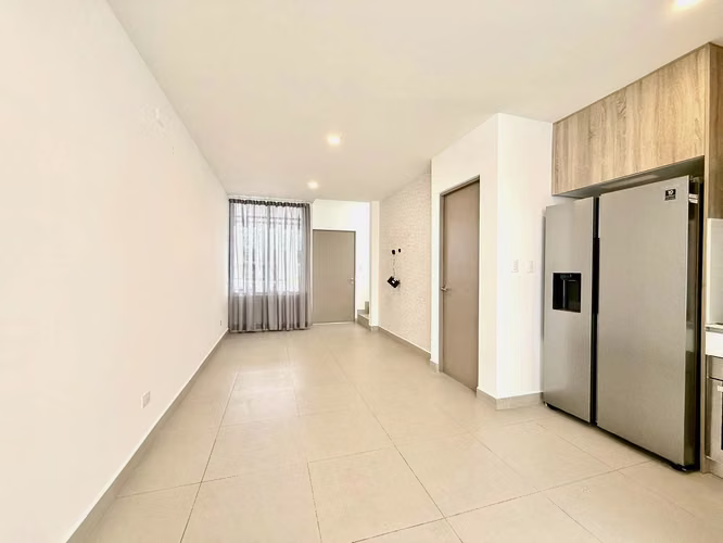ALQUILER DE CASA CON LINEA BLANCA EN CONDOMINIO - RIO ORO DE SANTA ANA - Imagen 7