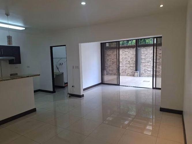 Se vende linda casa de una planta en La Floresta - Imagen 3