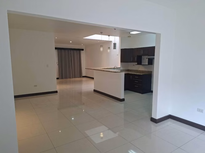 Se vende linda casa de una planta en La Floresta - Imagen 2
