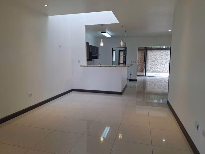 Se vende linda casa de una planta en La Floresta - Imagen 4