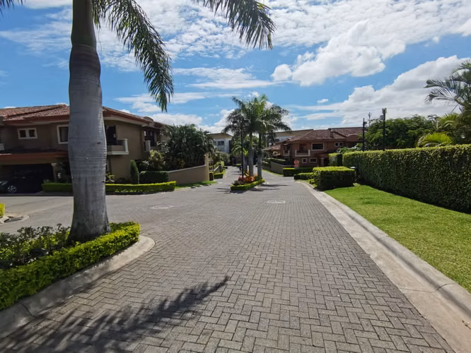 Villas de Valencia, linda-fina, 3 hab, 2.5 baños, sala TV, patio, cto servic, amenidades. - Imagen 2