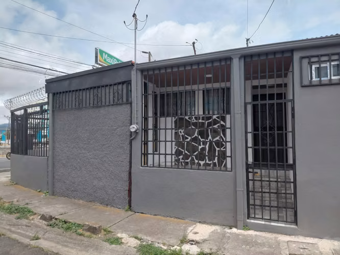 SE ALQUILA CASA GRANDE ESQUINERA AMUEBLADA - Imagen 3