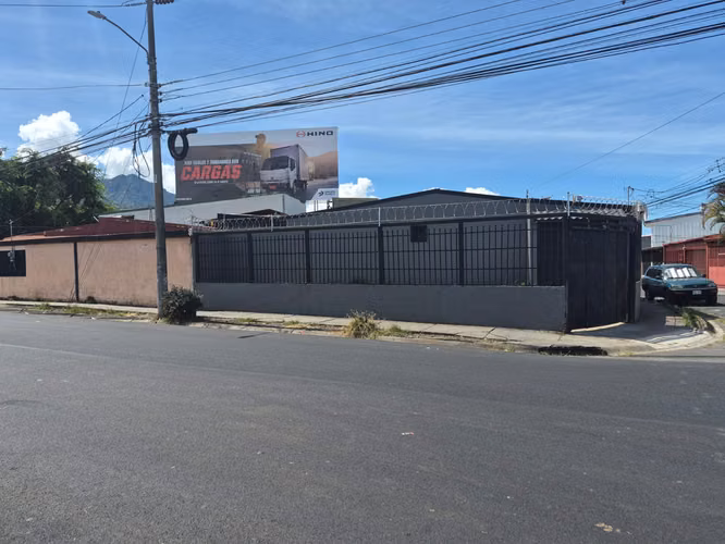 SE ALQUILA CASA GRANDE ESQUINERA AMUEBLADA