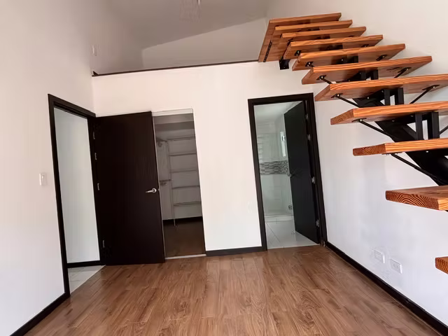 SE ALQUILA amplio y moderno apartamento semi amueblado - Imagen 3