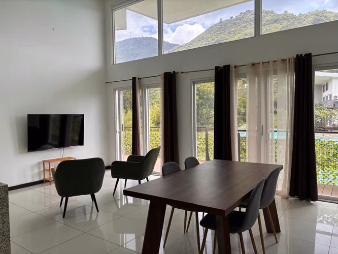 SE ALQUILA amplio y moderno apartamento semi amueblado