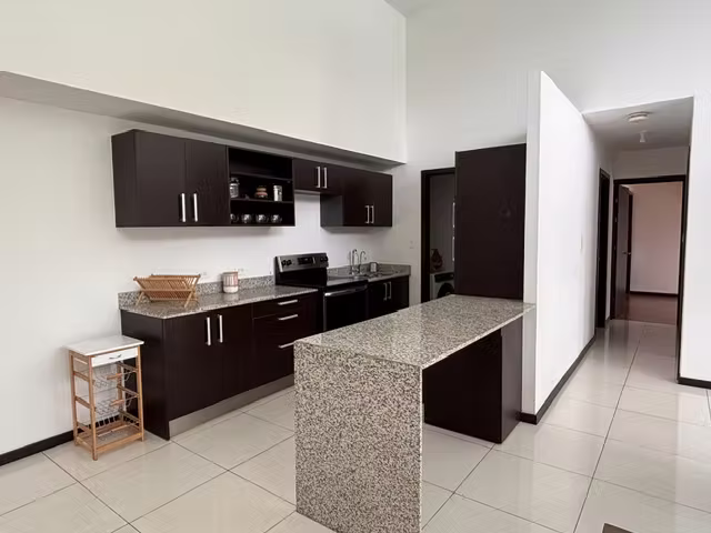 SE ALQUILA amplio y moderno apartamento semi amueblado - Imagen 2