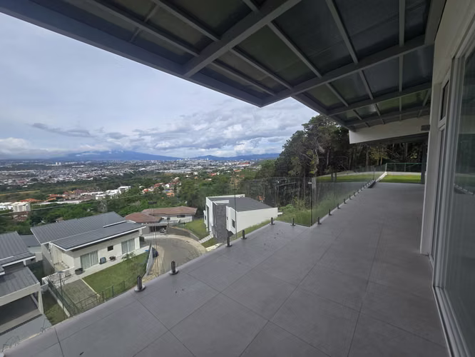 Guachipelín | Casa en Condominio con Amplio Jardín y Vista | $3,700 + IVA - Imagen 5