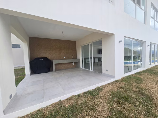 Guachipelín | Casa en Condominio con Amplio Jardín y Vista | $3,700 + IVA - Imagen 15