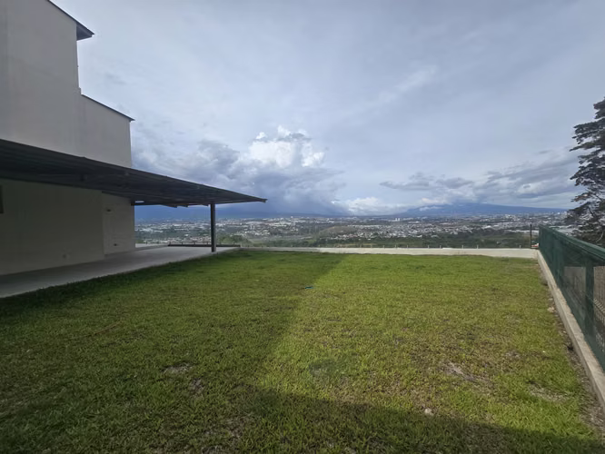 Guachipelín | Casa en Condominio con Amplio Jardín y Vista | $3,700 + IVA - Imagen 7