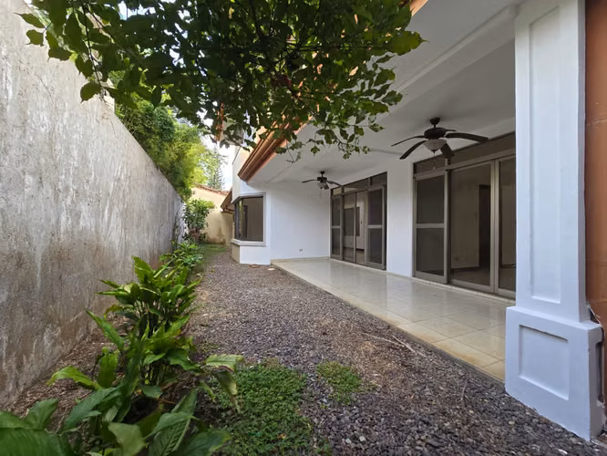 Amplia casa en Condominio –  Pozos, $2700