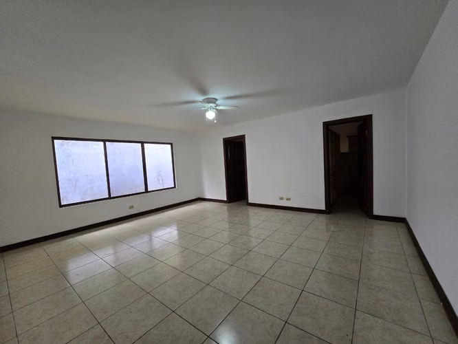 Amplia casa en Condominio –  Pozos, $2700 - Imagen 4