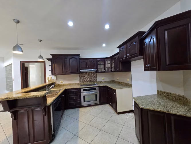 Amplia casa en Condominio –  Pozos, $2700 - Imagen 2