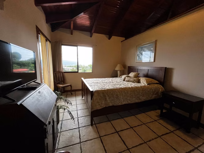Amplia casa de 2 dormitorios en las frescas colinas de Escazú, con vista a las luces de la ciudad. - Imagen 4