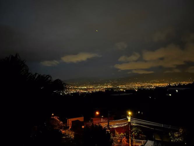 Amplia casa de 2 dormitorios en las frescas colinas de Escazú, con vista a las luces de la ciudad. - Imagen 9