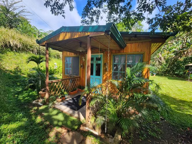 Propiedad con dos  Cabañas y rio al fondo en Sarchí