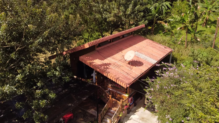 Propiedad con dos  Cabañas y rio al fondo en Sarchí