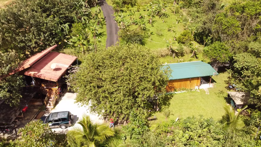 Propiedad con dos  Cabañas y rio al fondo en Sarchí