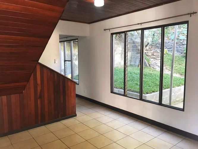 VENDO AMPLIA CASA SAN RAMON CENTRO - Imagen 2