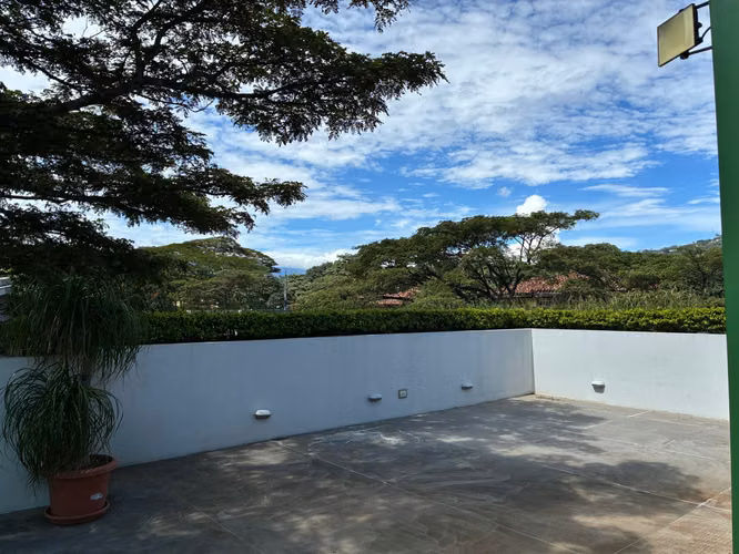 ALQUILER. CASA AMUEBLADA CONTEMPORÁNEA EN CONDOMINIO LINDORA, SANTA ANA - Imagen 11