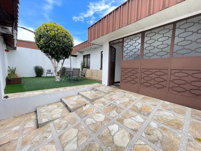 SE VENDE CASA 150MT. AL NORTE DE WALMART DE HEREDIA SPM