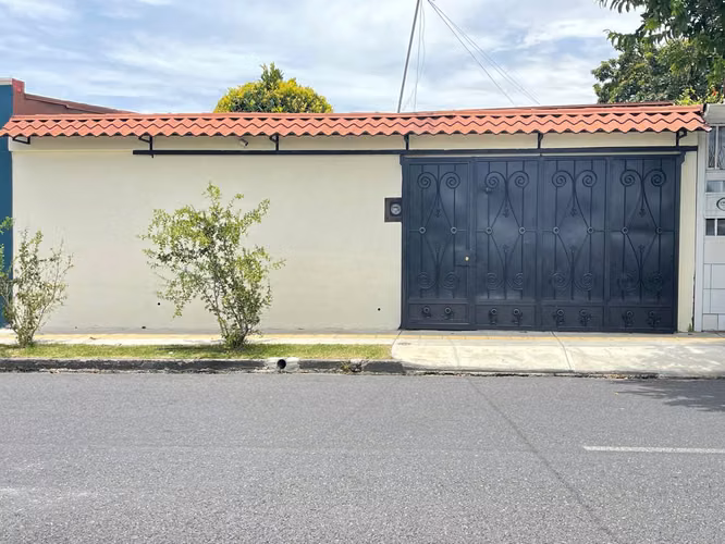SE VENDE CASA 150MT. AL NORTE DE WALMART DE HEREDIA SPM