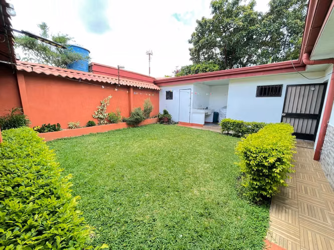 SE VENDE CASA 150MT. AL NORTE DE WALMART DE HEREDIA SPM