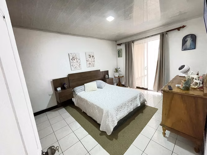 SE VENDE CASA 150MT. AL NORTE DE WALMART DE HEREDIA SPM