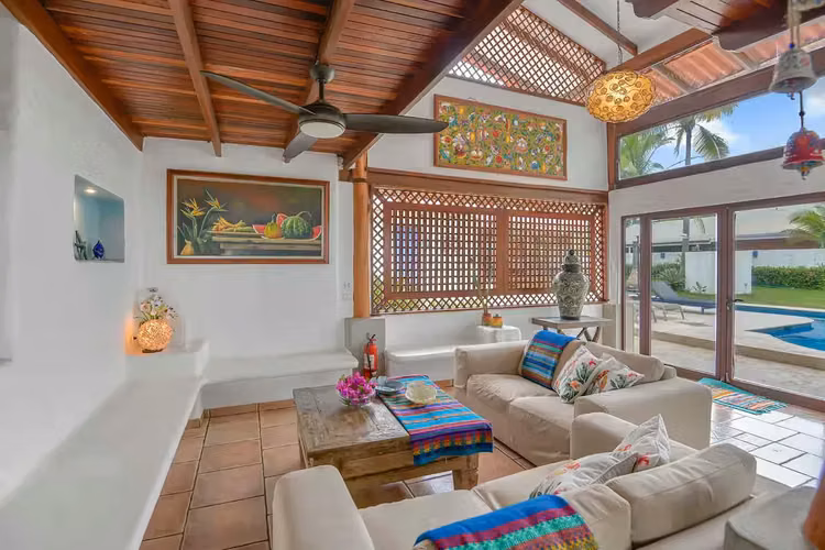 Impresionante Villa Frente al Mar de 3 Dormitorios con Piscina Privada y Exuberantes Jardines Tropicales