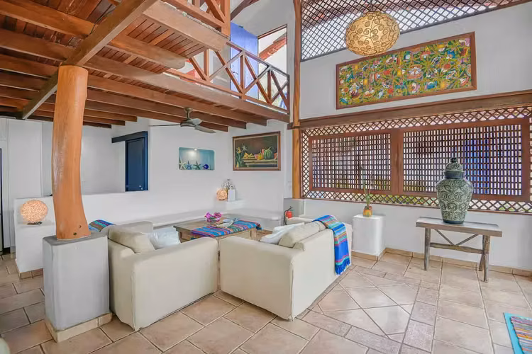 Impresionante Villa Frente al Mar de 3 Dormitorios con Piscina Privada y Exuberantes Jardines Tropicales