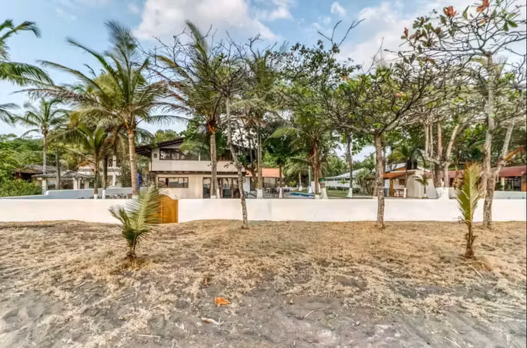 Impresionante Villa Frente al Mar de 3 Dormitorios con Piscina Privada y Exuberantes Jardines Tropicales