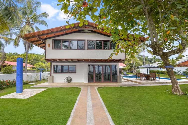 Impresionante Villa Frente al Mar de 3 Dormitorios con Piscina Privada y Exuberantes Jardines Tropicales