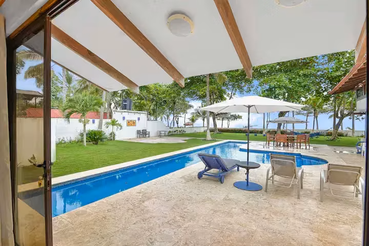 Impresionante Villa Frente al Mar de 3 Dormitorios con Piscina Privada y Exuberantes Jardines Tropicales